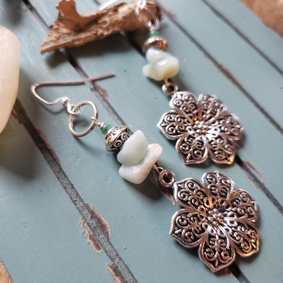Ethnic Nepalese Amazonite Laced Flower Charm Silver Earrings - Picture 4 of 6